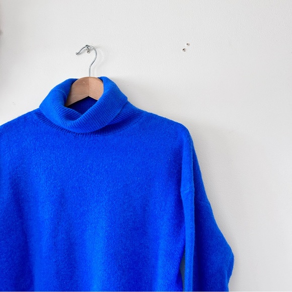 VINTAGE | Bright Blue Plush Knit Turtleneck - Picture 3 of 6